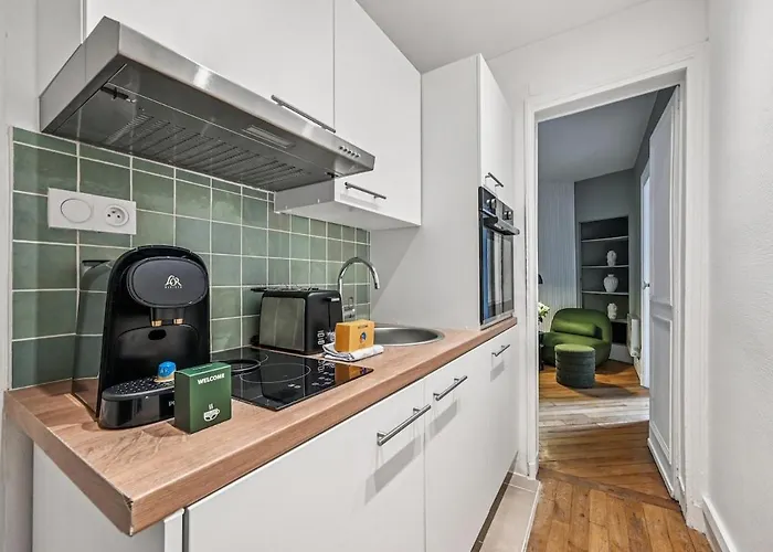 Close To Center I Eiffel Tower View Apartment *